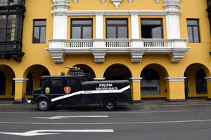 Policia truck in front of a yellow colonial building