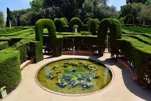 Fountain and topiary maze