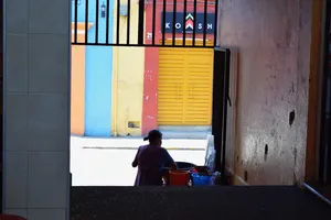 Silhouette of mercado vendor